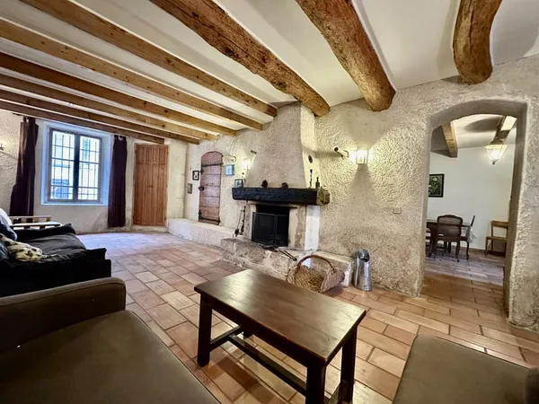 AUTHENTIQUE MAISON DE VILLAGE de 270 m2 au sol, dont DEPENDA