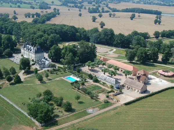 Château, installation équestre (haras) à vendre au coeur du bocage bourbonnais - Maison de gardien, 