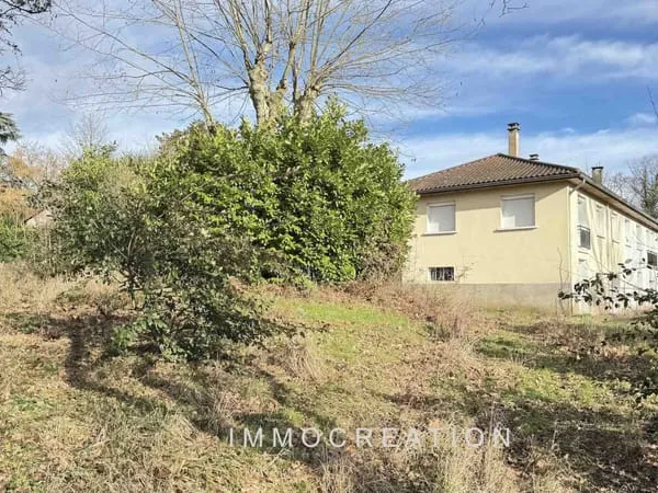 ADRESSE RECHERCHÉE POUR CETTE MAISON SPACIEUSE DANS GRAND PA