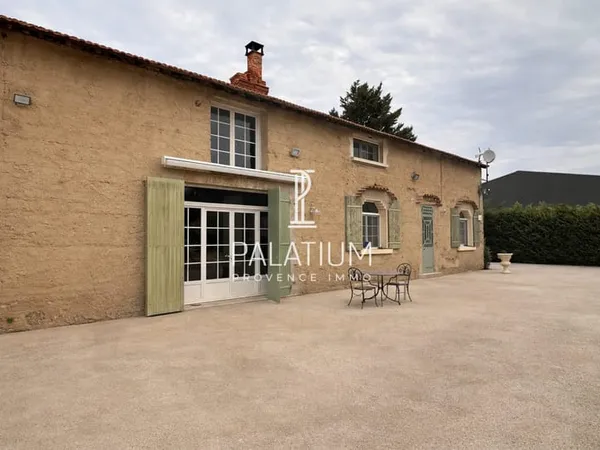 Mas provençal à fort potentiel avec terrain de 18 600 m²