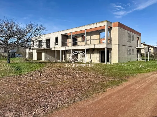 IMMEUBLE RIORGES 720M2 R+1 A FINIR