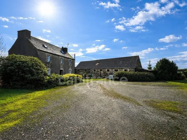 Ensemble immobilier à rénover - Grand terrain - PLOUDIRY (29)