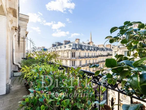 Triangle d'or. 5ème étage avec balcon. 5 pièce de 189 m².