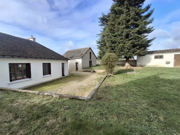 MAISON DE PLAIN-PIED SITUEE DANS UN HAMEAU A 10 MINUTES DE B