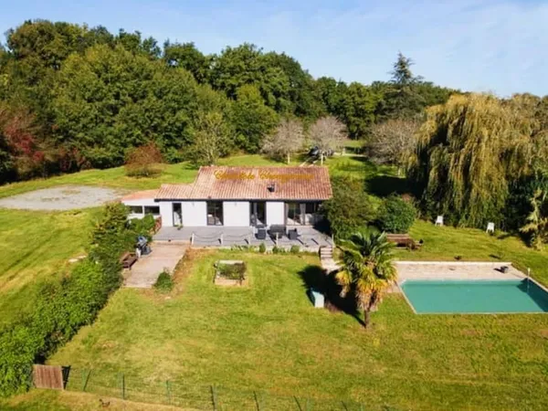 24110 Saint Aquilin : Maison , gîte, piscine sur 27086 m²
