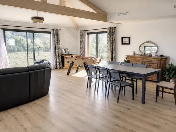 Maison idéale pour une vie de famille : plain-pied récent, grande pièce de vie lumineuse de 50 m², s