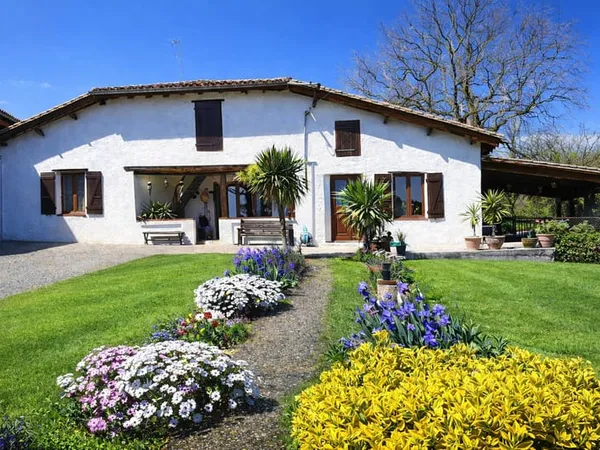 Propriété 250 m² avec 5 chambres d'hôtes - Piscine - 32 000 m² - Sérignac