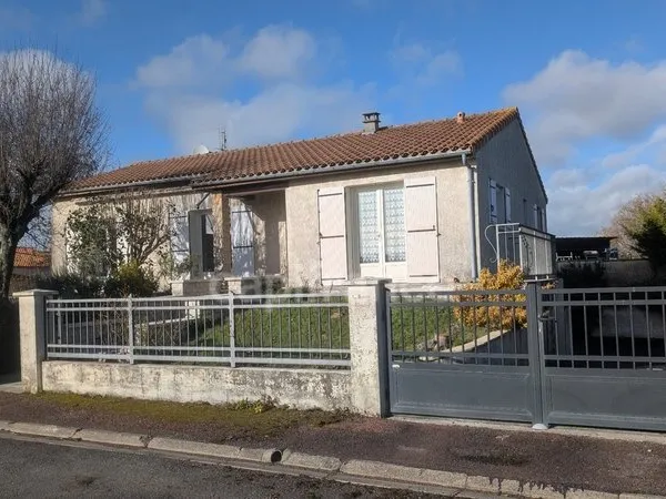 Maison dans le bourg avec séjour lumineux, trois chambres et un grand sous-sol