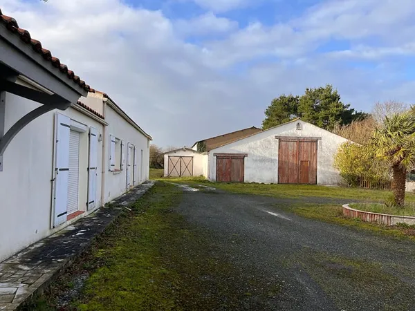 CHALLANS - CORP DE FERME - MAISON ET STUDIO -129M² - GRANGE - 1.9 hectare
