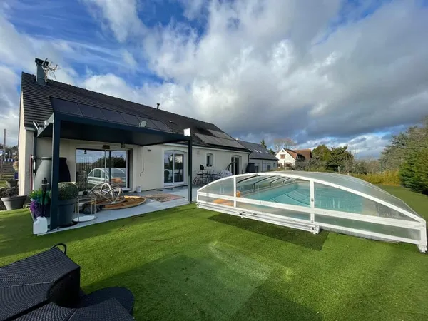Maison contemportaine de plain pied avec piscine et sous-sol
