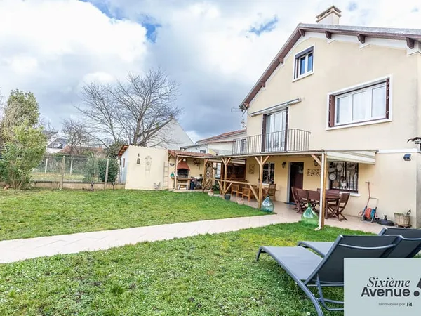 Maison individuelle avec sous-sol total, jardin et stationnements multiples ? Quartier calme et pavi