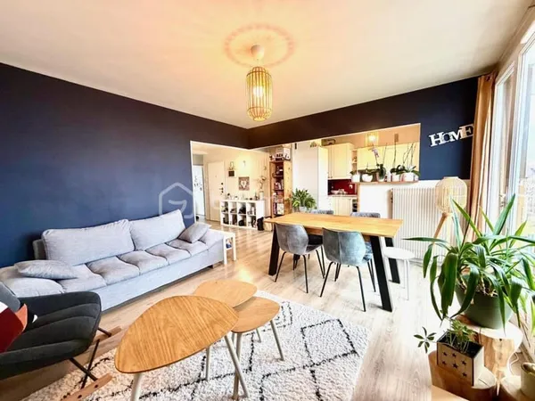 Appartement F4 résidence Bellevue avec une place de parking privée et une cave