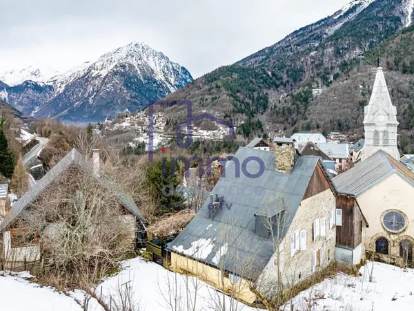 Maison en pierre dans un village de montagne dans le massif de l