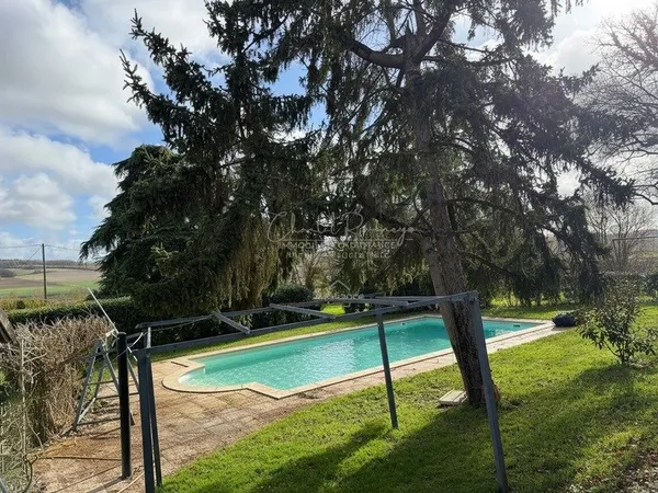 VIAGER OCCUPÉ - Maison de caractère avec piscine + dépendances - Grand jardin - LÉSIGNY (86)