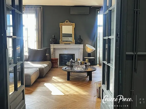 NIMES CENTRE APPARTEMENT BOURGEOIS P5 140M2 2 PARKINGS 2 C