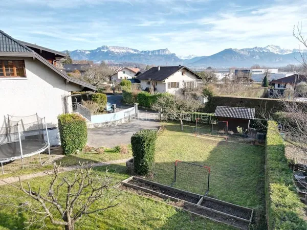 Maison mitoyenne pleine de potentiel - 142 m² utiles - Terrain de 750 m² - Bromines / Épagny
