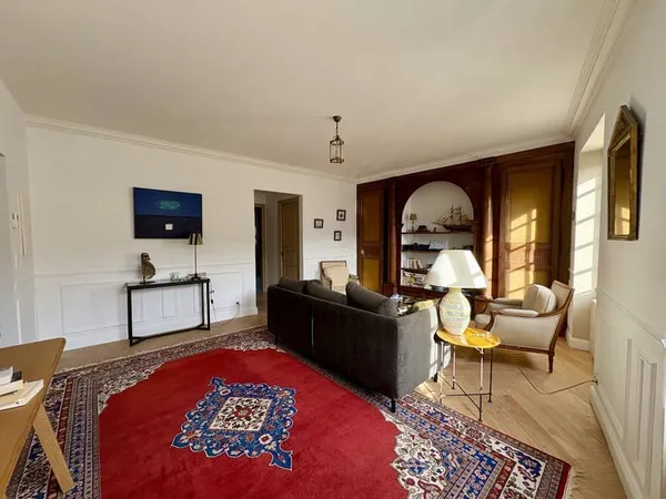 Appartement T4 de 86 m² : Le charme de l'ancien avec volume et clarté