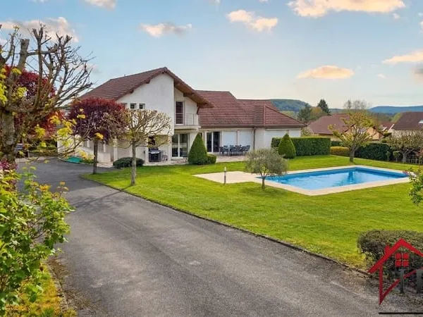 PROPRIETE DE STANDING avec piscine, cinéma et parc clos de 3