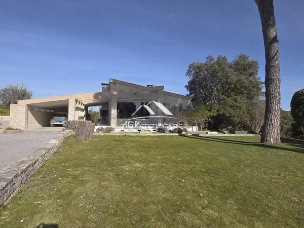 Maison d 'architecte de 200 m² habitable, piscine,2540m² de terrain clos, 2 logements,
