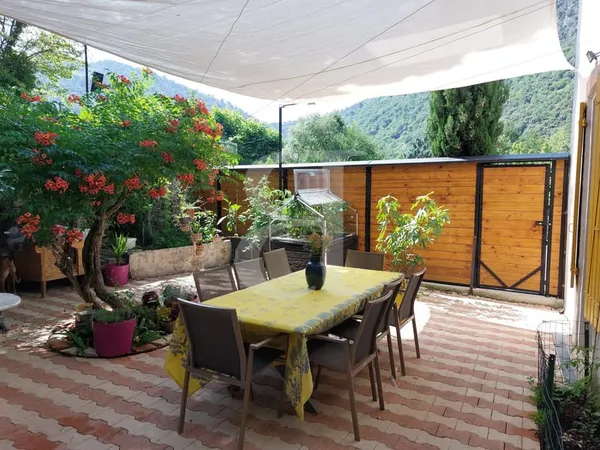 Belle maison avec grandes dépendances