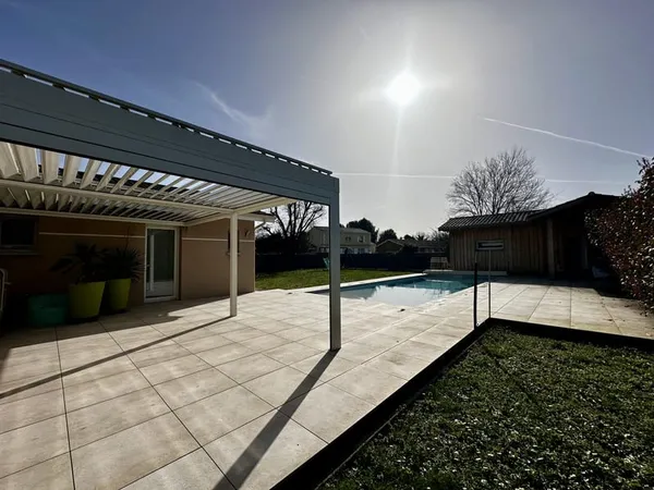 EN LISIERE DE FORET - MAISON T4 + DEPENDANCE + PISCINE