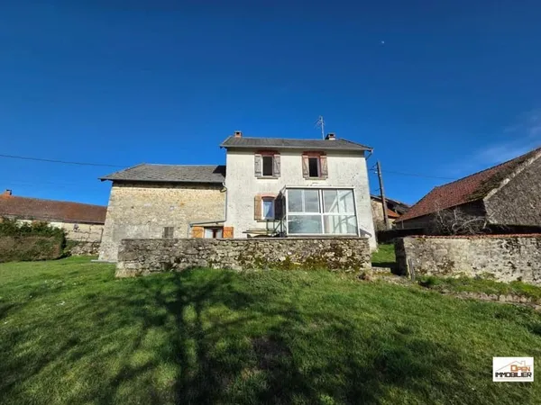 Maison avec grange attenante et terrains 12126 m2