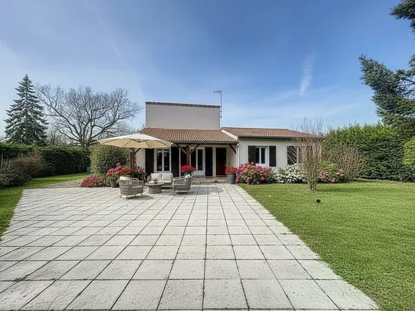 MAISON T6 AU CALME AVEC UN STUDIO ET UNE DEPENDANCE
