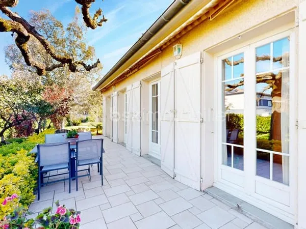 Havre de paix : grande maison familiale et son magnifique jardin