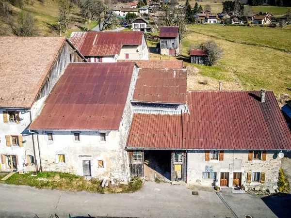 Corps de ferme 1770 à rénover - 710 m² de potentiel en Haut
