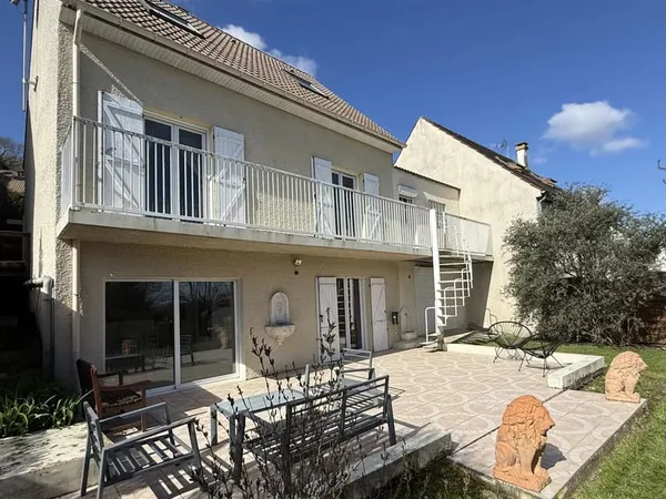Ref 2203-B : Maison 5 chambres. gare à pied