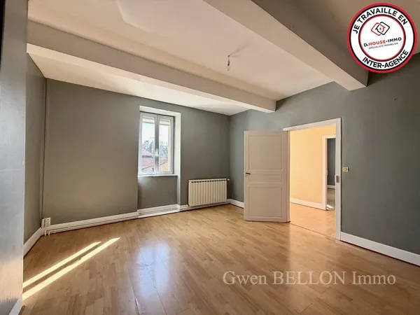 Maison de ville , proche commodités.