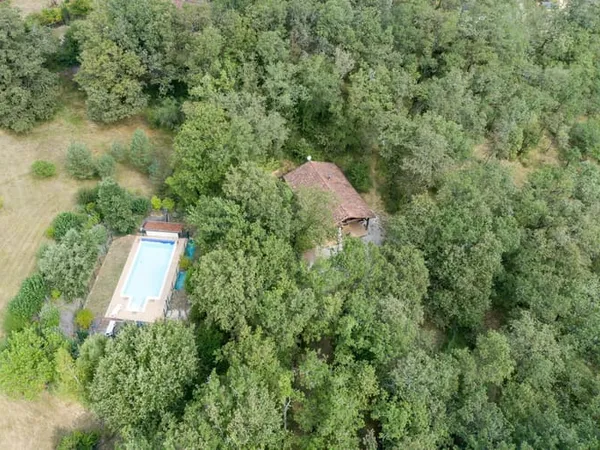 MAISON OSSATURE BOIS DANS SON ECRIN DE VERDURE