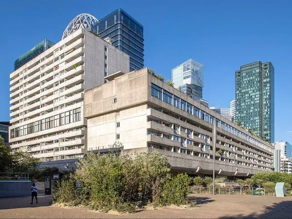 Courbevoie, Métro Esplanade de la Défense