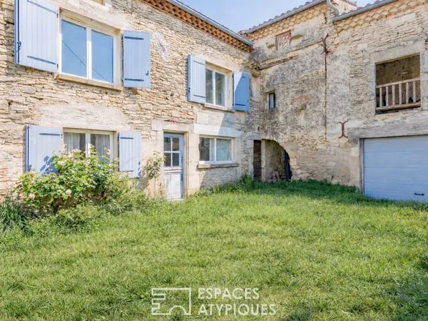 Maison de hameau avec terrasse-loggia et garage