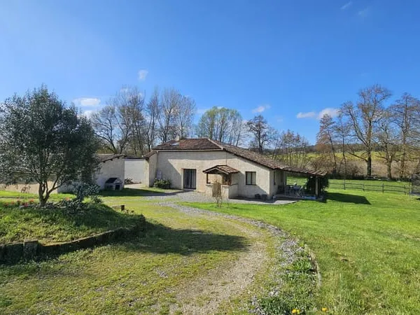 Sud-Est de Barbezieux maison familiale alliant charme de l'ancien et esprit contemporain