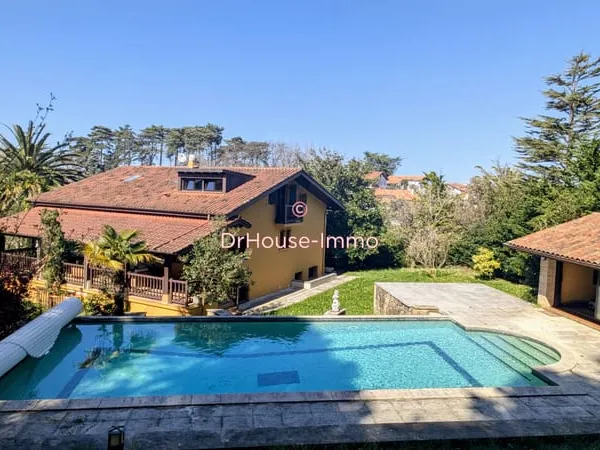 Villa familiale de rève avec terrain et piscine près de la plage