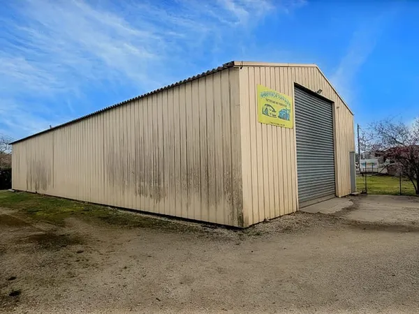 Hangar d'activité avec terrain et belle visibilité à Izon