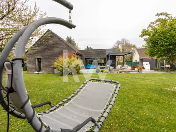 Plain-pied contemporain en bois ouvert sur jardin et piscine