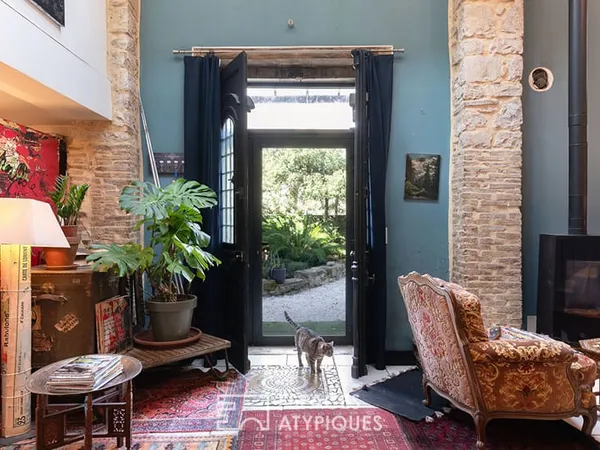 Maison d'artiste en pierre avec piscine dans ancienne minoterie réinventée