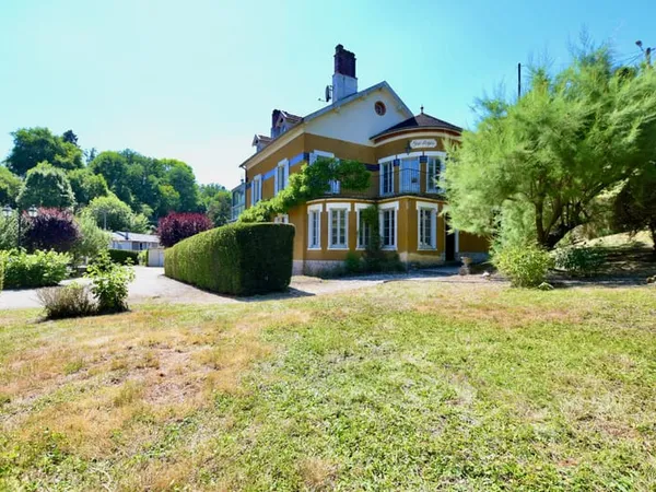 À Avallon, vaste propriété de charme avec parc arboré et pot