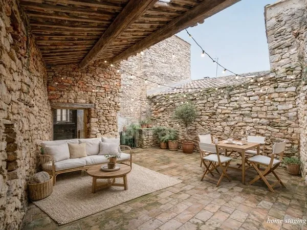Maison de caractère en pierre avec terrasse et dépendance - Fons