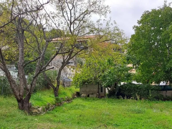 Terrain 682 m²
