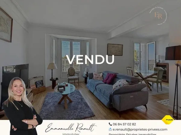 Vue panoramique pour cet appartement de charme T3, sur les toits et la cathédrale de Vannes. Hyper c