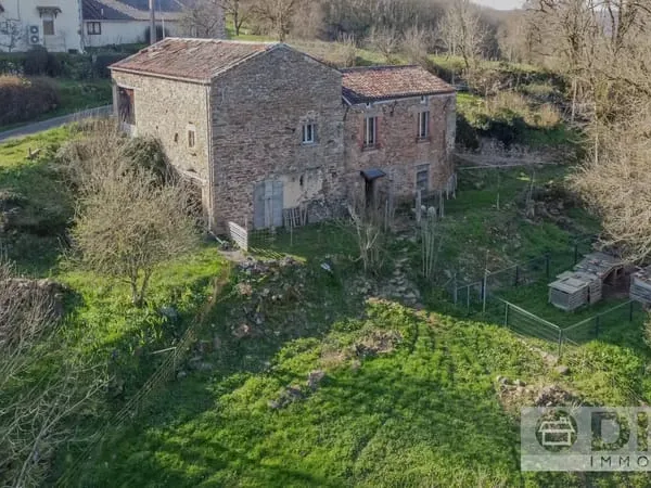 Maison en pierre à rénover avec grange attenante et beau terrain