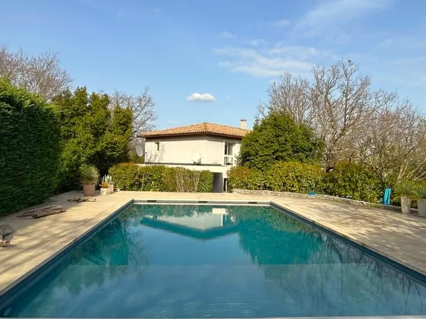 Belle propriété de 286 m2 en plein coeur de Saint Martin de L