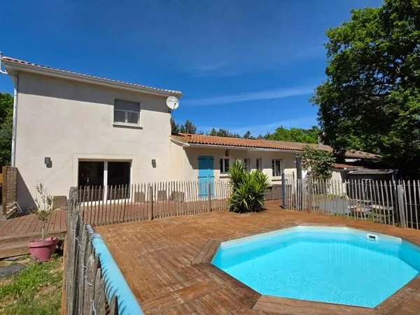 Maison 8 pièces de 160 m² Terrain 1127 m² Au calme, lisière de forêt