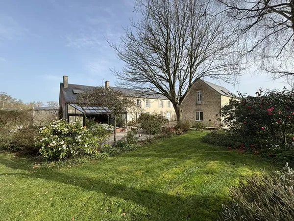 Élégante propriété de caractère aux portes de Bayeux Longè