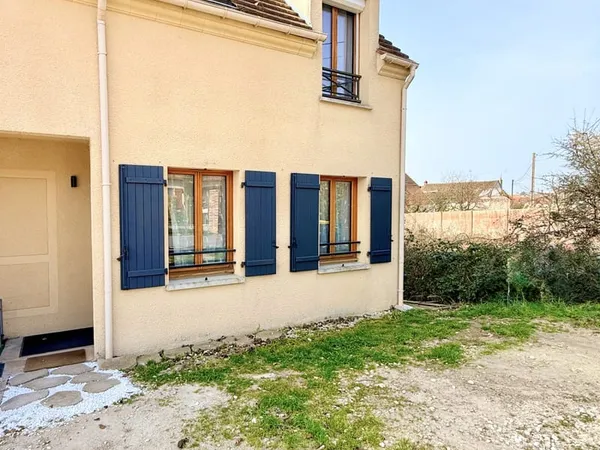 Maison traditionnelle avec stationnement et jardin