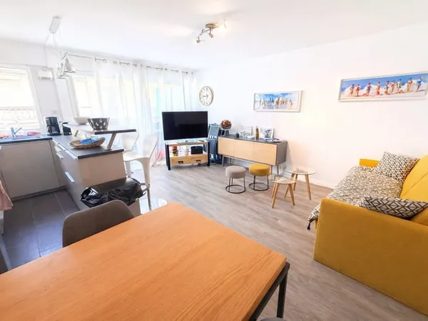 Très grand studio cabine lumineux avec vaste balcon plein su