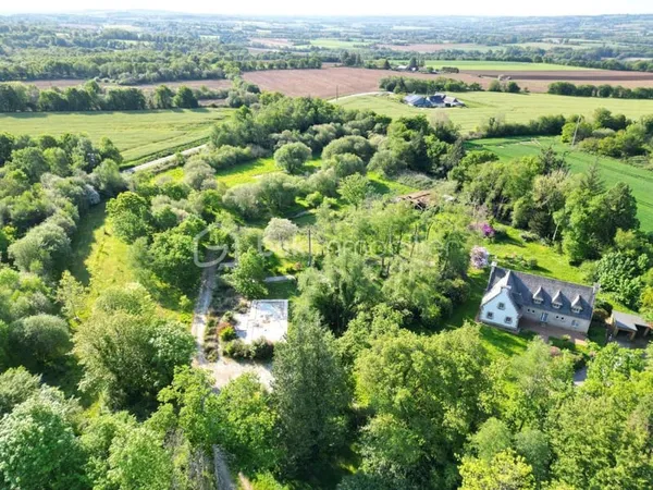 Propriété dans un environnement boisé